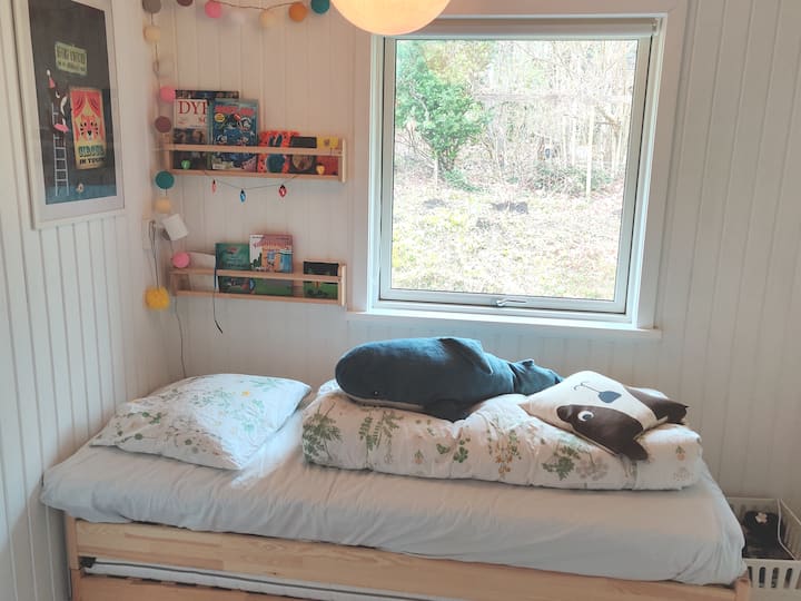 Საბავშვო ოთახი ერთადგილიანი საწოლით, რომელიც გადაკეთებულია ორადგილიან საწოლად.