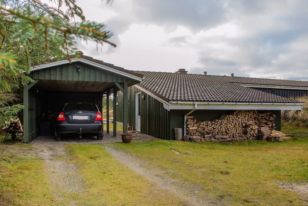 Carport og plads til flere biler