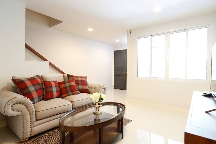 3BR (200sqm.) + guest pool and close to BTS/MRT! gallery image 5