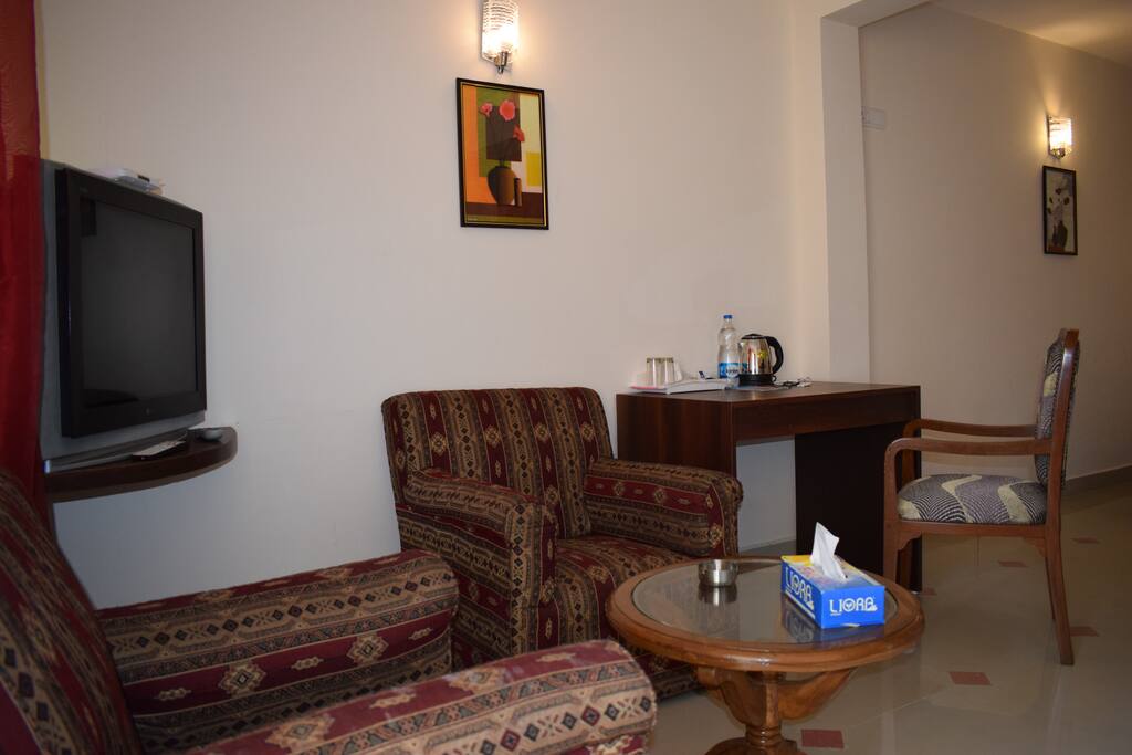 sitting area , coffee and tea maker