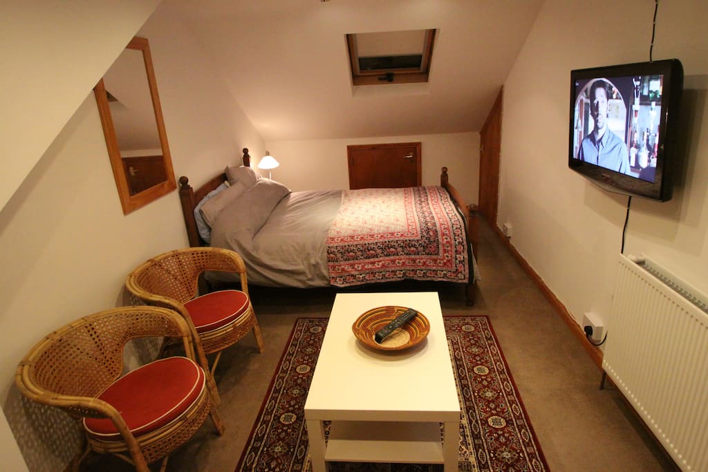 Spacious room with TV and double bed