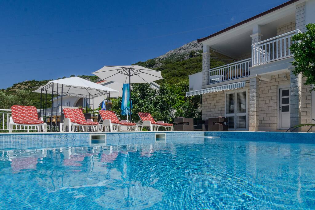Great swimming pool with the sea-view!