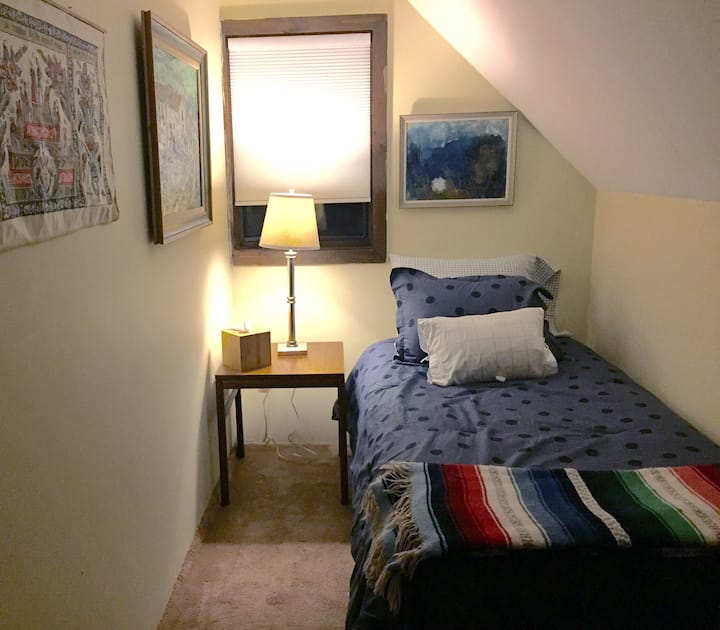 მე-2 სართულის ბონუსი საძინებელში - ორადგილიანი საწოლი. შესანიშნავია ბავშვებისთვის.  : )