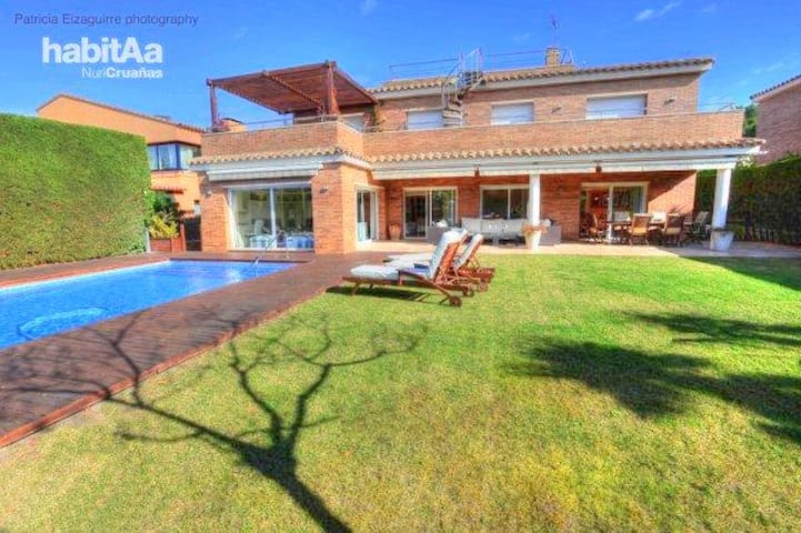 Magnificent villa near the sea