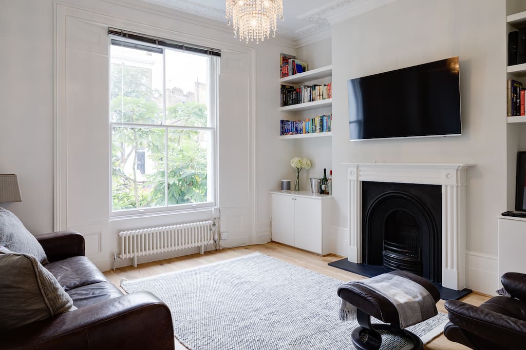 Light & spacious living room. Ultra fast broadband 100MB, 55" High Definition 4K Smart TV, Virgin Tivo cable TV, Sonos wireless sound system, DVD Player, loads of DVDs and books.