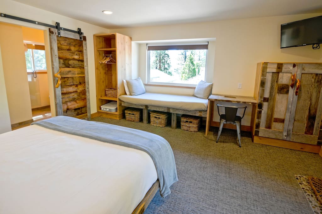 Window Seat/Twin Bed, Desk, Flat Screen TV