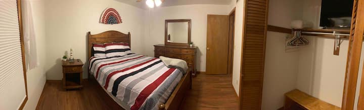 Kitanda aina ya Queen w/tv