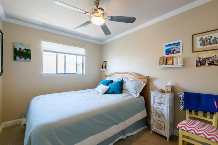 Posteľ veľkosti Queen. 