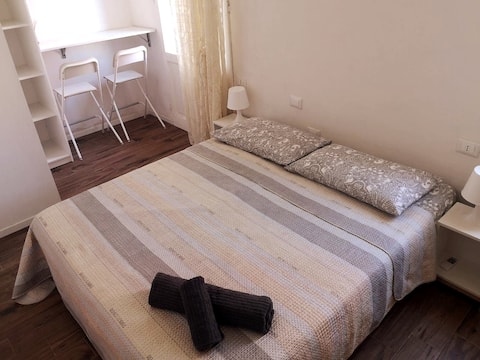 ROOM and PRIVATE BATH 3 minutes from the Station