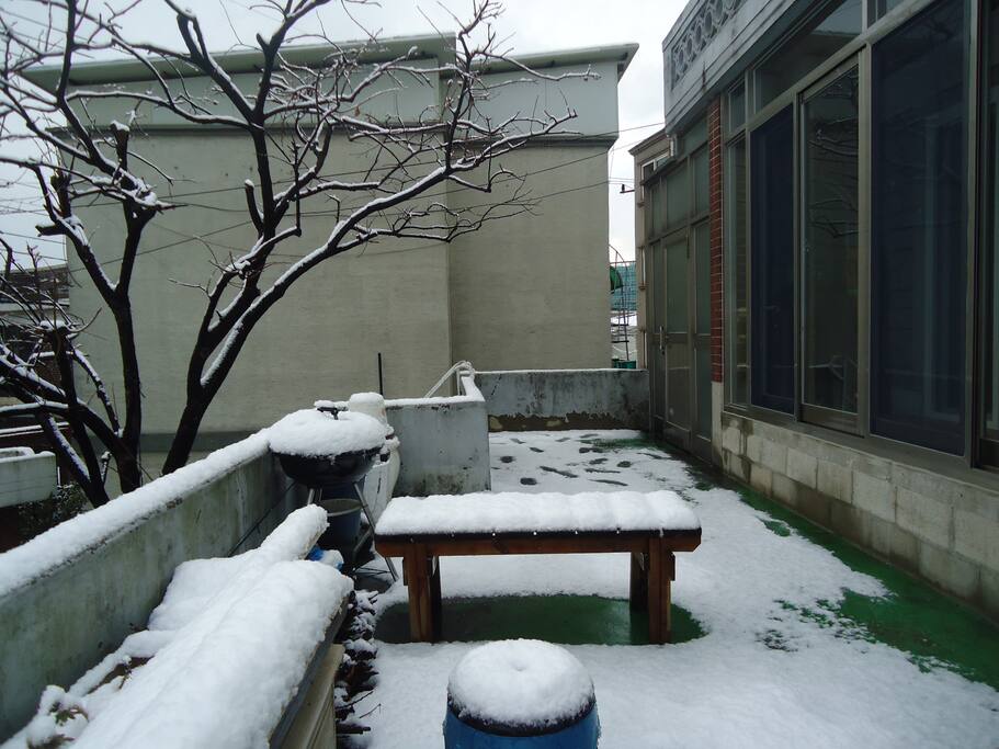 2층마당 반대방향입니다.