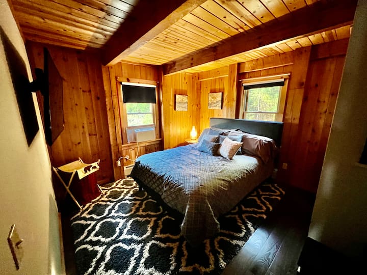 Chumba cha kulala 1: kitanda cha ukubwa wa malkia, runinga janja, kabati kubwa