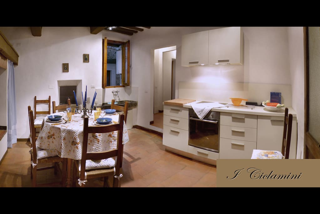 La moderna cucina dell'appartamento "I Ciclamini"