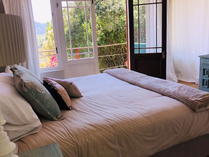 Maini tuba. Kaks kindlat üheinimesevoodit kuningaks. Väike terrass ja uksed. Hea vaade.