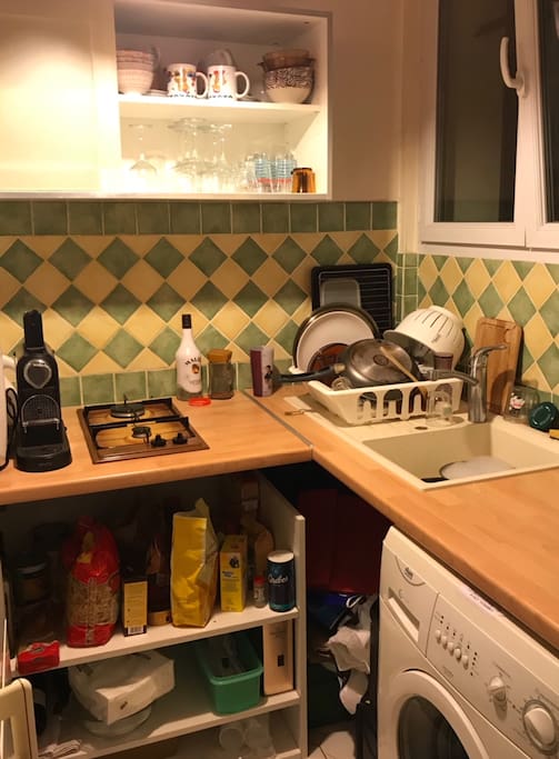 Cuisine : micro-onde, four, plaque de cuisson, réfrigérateur et vaisselles à disposition