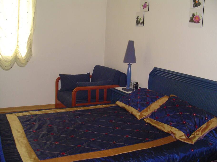 Bright room with space for clothes, small TV and WiFi