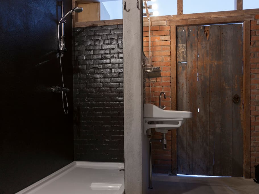 Slaapkamer met douche en toilet