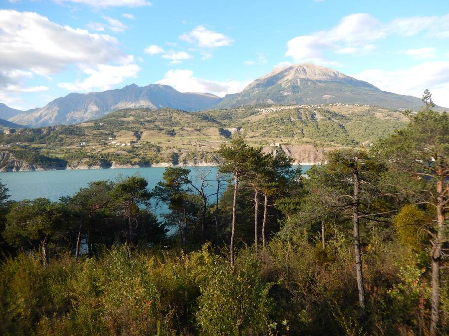 Zicht op het meer, lac de Serre-Ponçon
