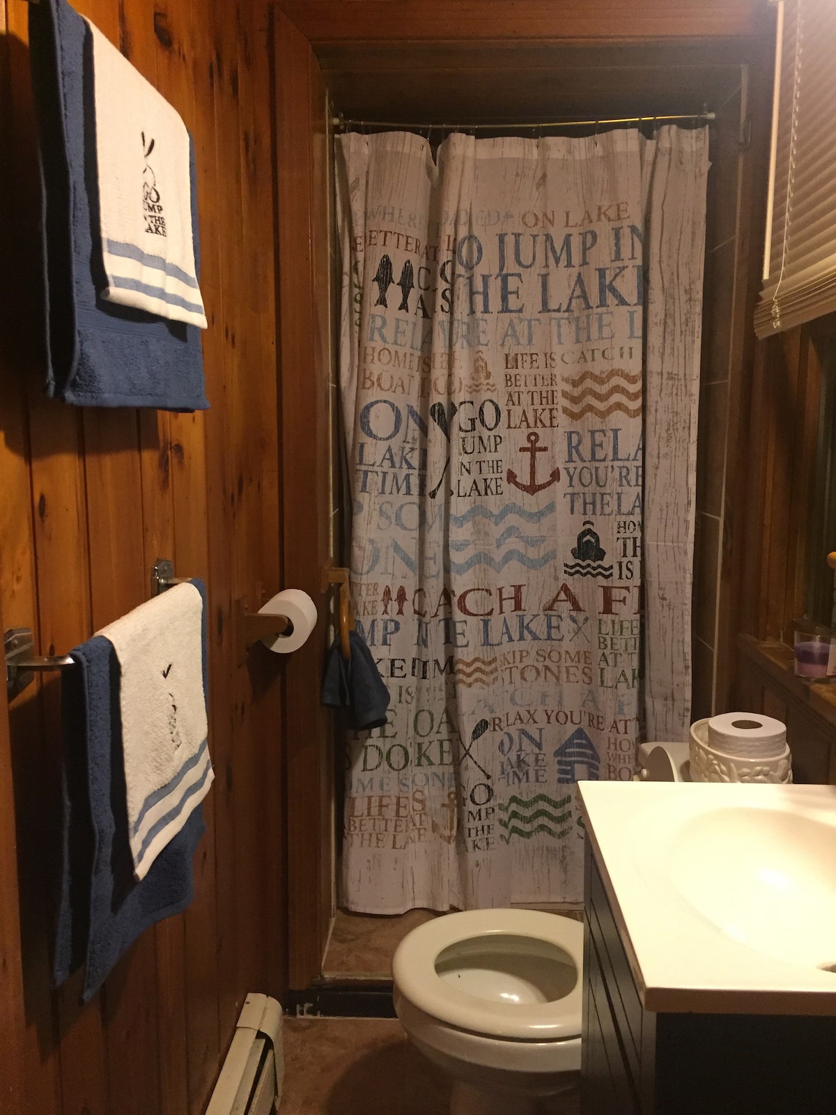 Kúpeľňa s vlastnou kúpeľňou č.2 na prízemí (nachádza sa v spálni č.4), táto izba a kúpeľňa majú samostatnú záhradu /vchod do dverí.  