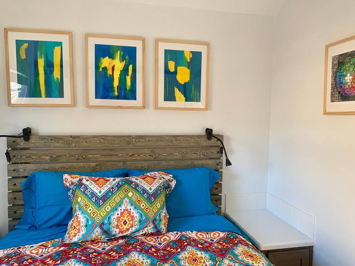 Bračni krevet (160x200) u glavnoj spavaćoj sobi. Obratite pozornost na prekrasna originalna umjetnička djela koje je kreirao vlasnik Bluebirda