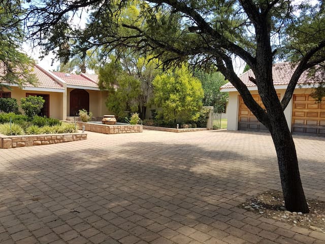 Gluckman Drive Guesthouse Room 1