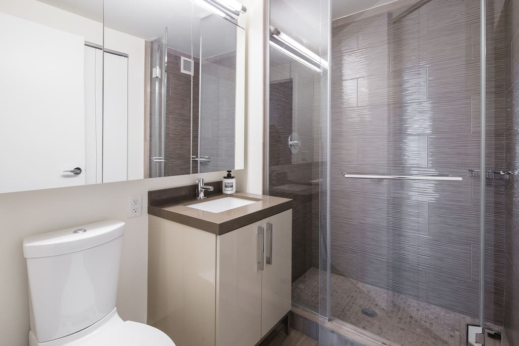 Bathroom with shower plate
Baño con plato de ducha