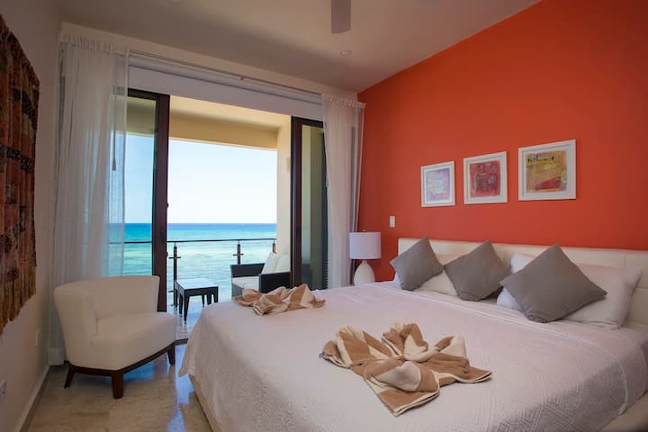 Მთავარი ოთახი 152 × 203 სმ საწოლით, აბაზანა-ტუალეტითა და საკუთარი შესასვლელით აივნის წინ, საიდანაც შესანიშნავი ხედი იშლება მთელ ყურეზე!