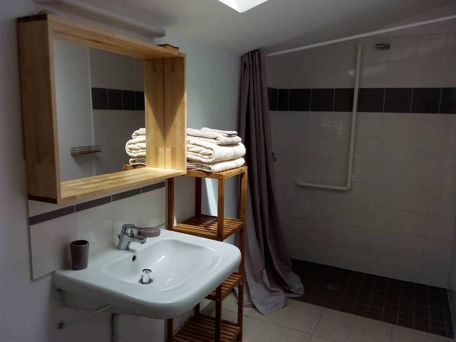 Salle de bain attenante à chaque chambre du RDC
