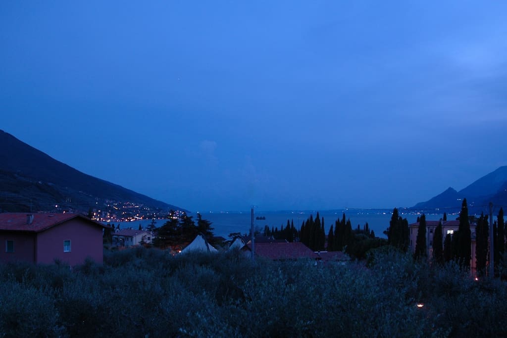 VISTA DEL LAGO NOTTURNA