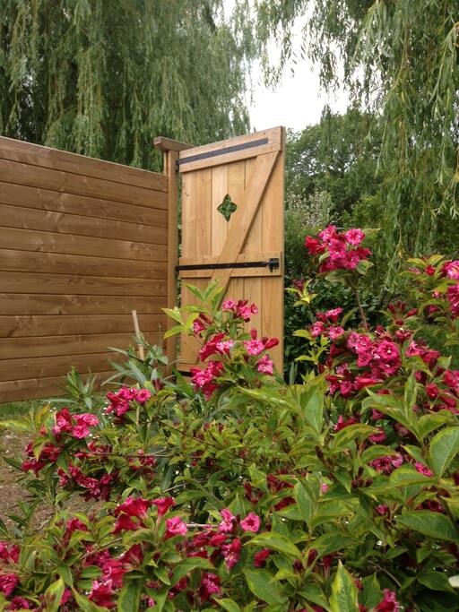 La porte d'accès au jardin vue de l'intérieur.