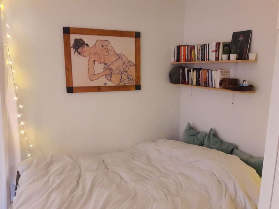 Queen size bed with big cosy blanket