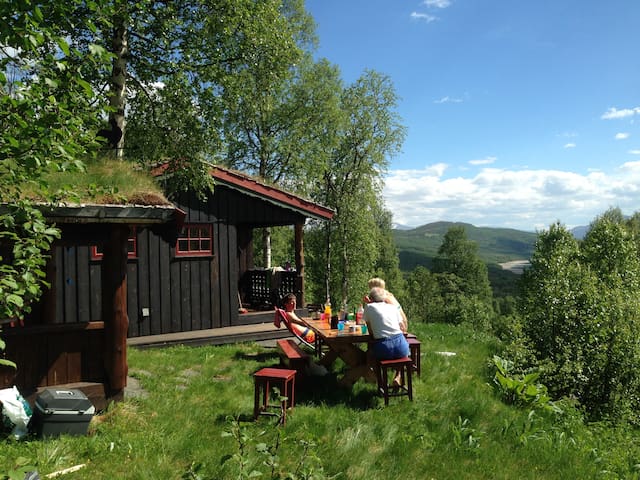 Cabin in the mountain valley Gjevillvassdalen