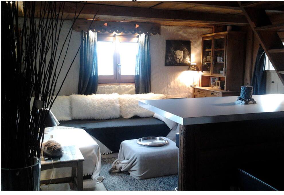 séjour cosy, canapé d'angle et vue sur la terrasse