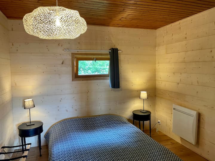 Dormitorio 2: una cama tamaño queen, un armario, un portaequipajes.