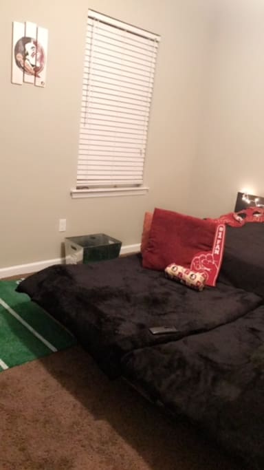 Another view of the room.