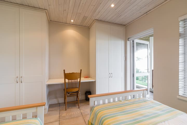 Chumba cha 3: dawati na makabati, feni ya dari. 