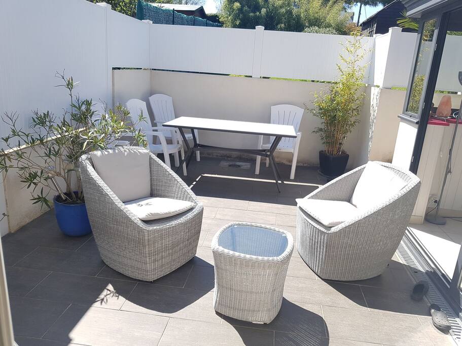 La terrasse, pour dîner ou se reposer. ..