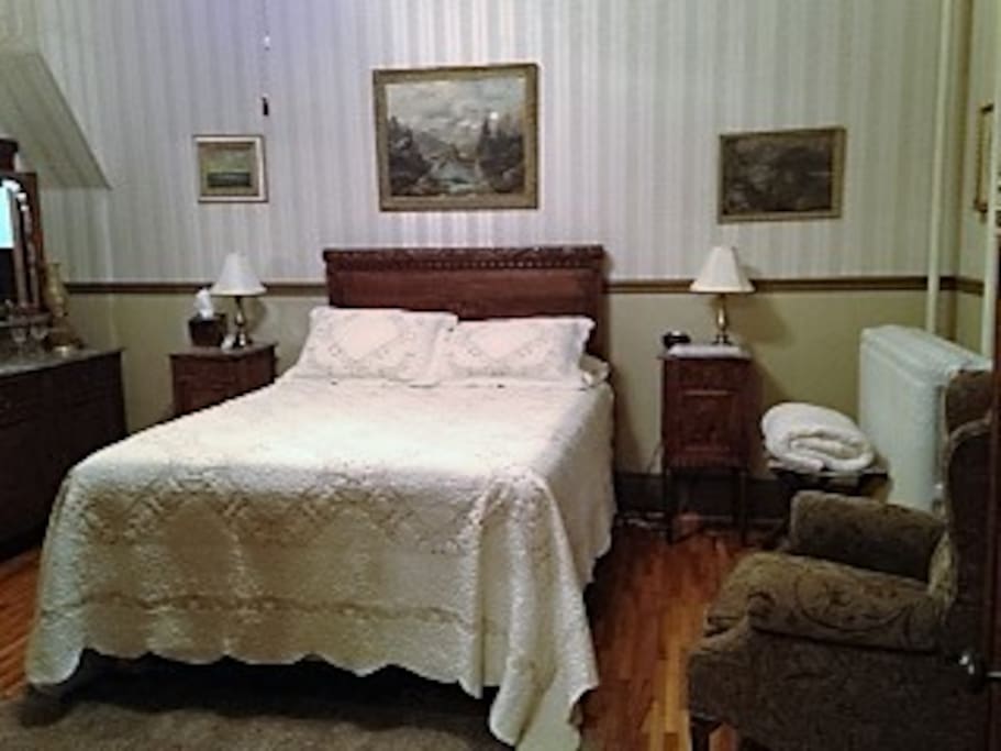 Located on the first floor, one queen bed, full bath w/jacuzzi tub $95.00 per night with breakfast/ $75.00 without breakfast. Weekly rate of $300 without breakfast Monday -Thursday.