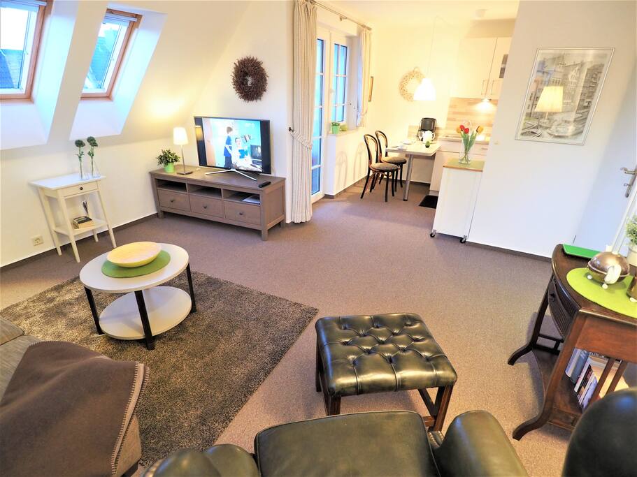 Wohnzimmer / Ausgang Loggia Südwest Lage und offene Küche