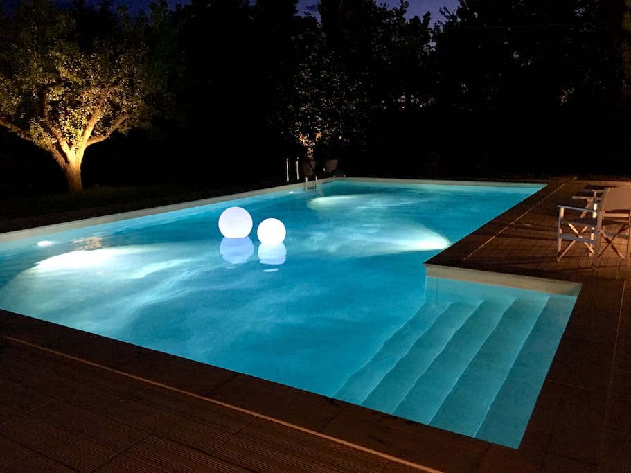 la piscina è pronta per un bagno di notte