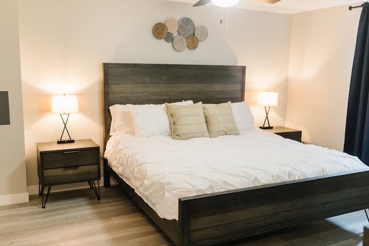 Chumba kikubwa cha kulala na kitanda cha mfalme, meza 2 za kulala, taa