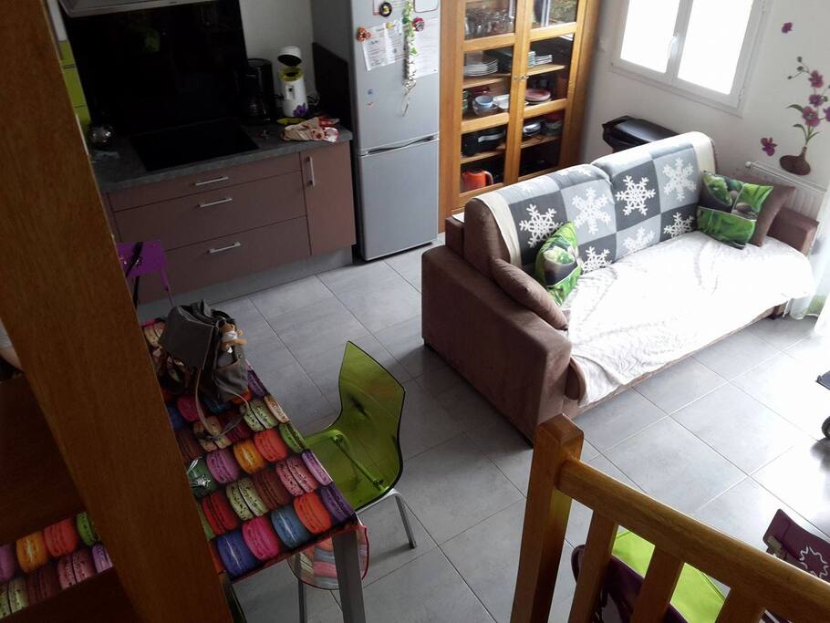 Pièce de vie, avec canapé convertible, écran plat 94 cm et lecteur DVD (Nombreux DVD fournis, ainsi que des jeux de société)