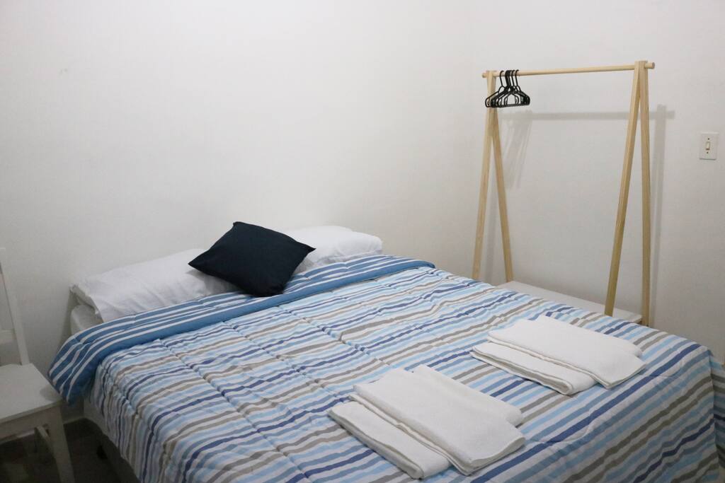 Suíte (cama de casal + mesinha de cabeceira + cabideiro)