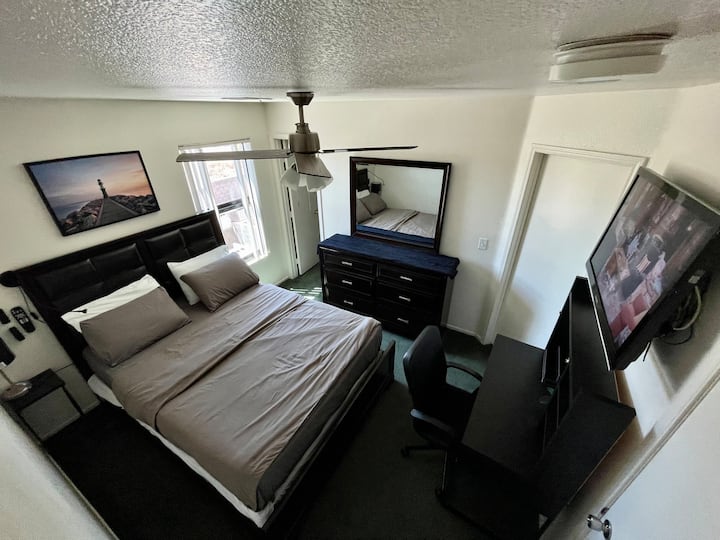 غرفة نوم بحجم كوينز في الطابق الثاني 