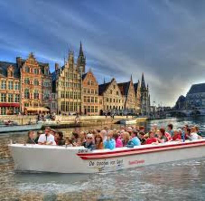 Sailing through the mediaval center of Gent