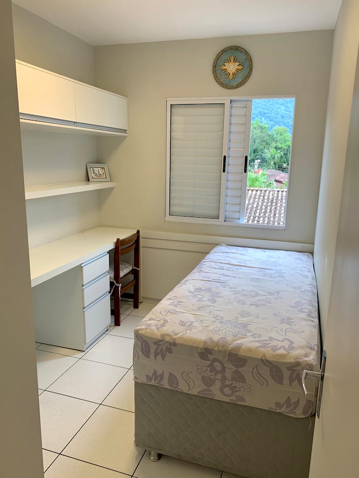 家庭办公室配备两张单人床，配备空调和海景 