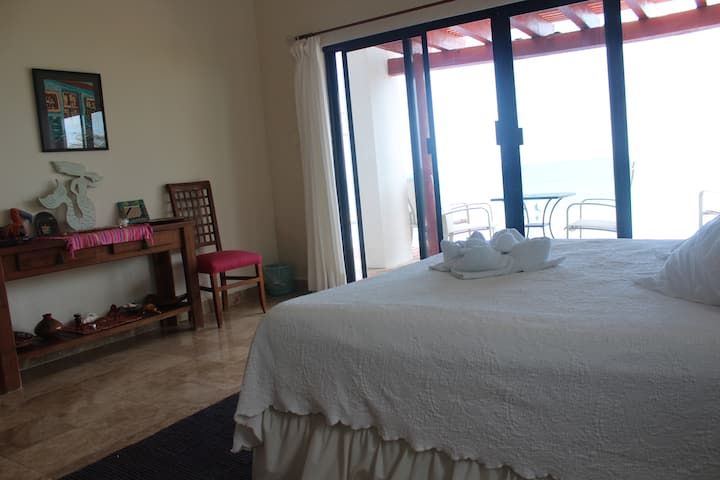 חדר שינה תחתון עם פטיו ובריכה ונוף לים. מיטה קווין סייז. 