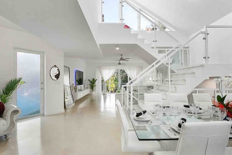 Top performing Airbnb: HUGE Mansion: Rooftop Skyline VIEWS! in Fort Lauderdale