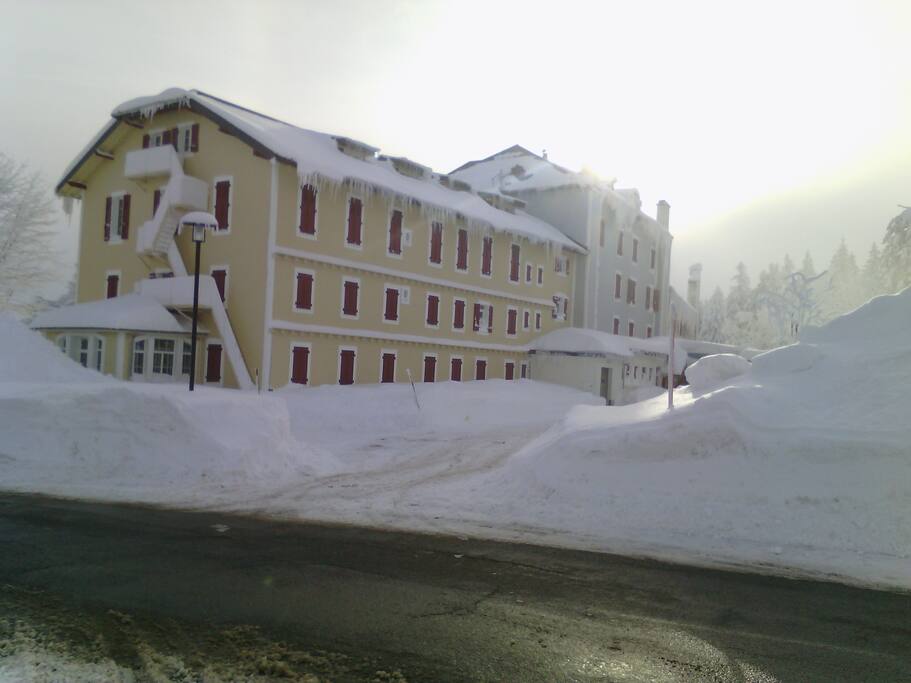 La bâtiment et son accès au parking en pleine saison hivernale.