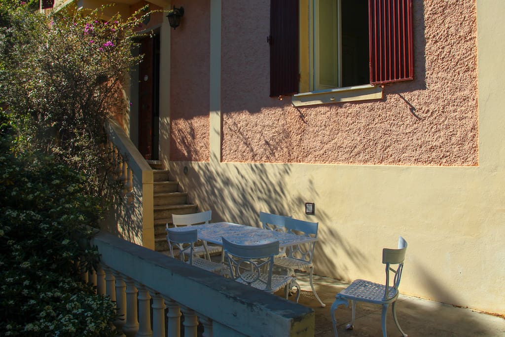 A spacious table to eat in the garden - un tavolo spazioso per mangiare fuori