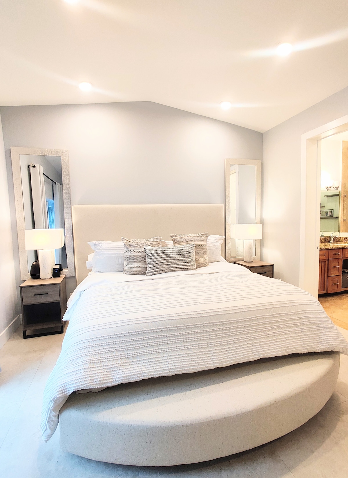 Rilassati nella suite principale con vista sulla piscina e accesso privato al cortile, TV 4K da 65", scrivania con stampante/scanner e Ethernet.

